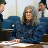  El asesino en serie Rodney Alcalá permanece en silencio tras escuchar la sentencia de muerte pronunciada por el juez Francisco Briseño en un tribunal de Santa Ana el 30 de marzo de 2010
