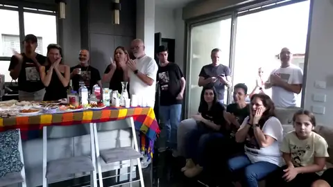 Amigos y familiares de los rehenes israelíes se reúnen para ver en directo su liberación Amigos y familiares de los rehenes israelíes se reúnen para ver en directo su liberación