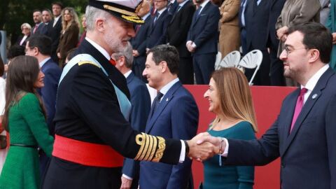 El presidente asturiano, Adri&aacute;n Barb&oacute;n, saluda al Rey en el D&iacute;a de la Hispanidad