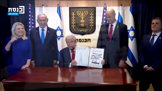Trump firma en el libro de honor del parlamento israel&iacute;