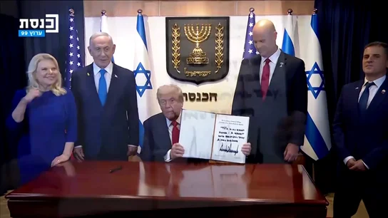 Trump firma en el libro de honor del parlamento israelí Trump firma en el libro de honor del parlamento israelí