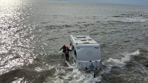Una caravana arrossegada fins al mar Una caravana arrossegada fins al mar