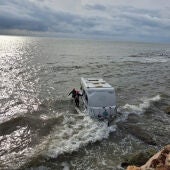 Una caravana arrossegada fins al mar