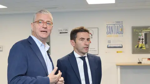 Pedro Casares junto al jefe provincial de Tráfico de Cantabria, José Miguel Tolosa Pedro Casares junto al jefe provincial de Tráfico de Cantabria, José Miguel Tolosa