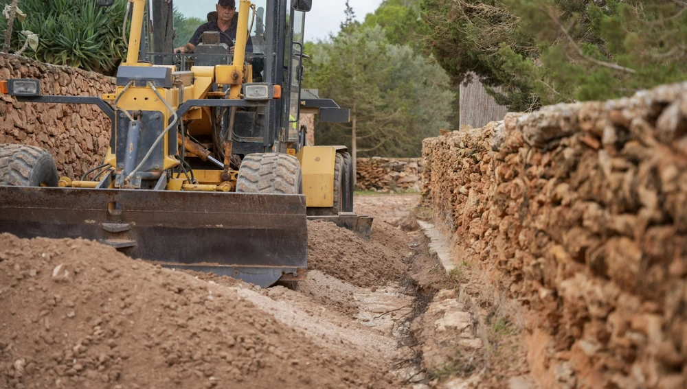 Una imagen de los trabajos para recuperar los caminos rurales Una imagen de los trabajos para recuperar los caminos rurales