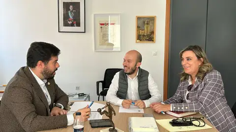 El subdelegado del Gobierno acude a Villamuriel y Venta de Baños tras las inversiones anunciadas por el Estado .