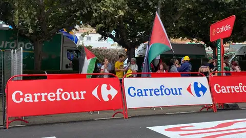 Banderas de Palestina en la calle de Filiberto Villalobos de Guijuelo, donde estaba situada la meta Banderas de Palestina en la calle de Filiberto Villalobos de Guijuelo, donde estaba situada la meta