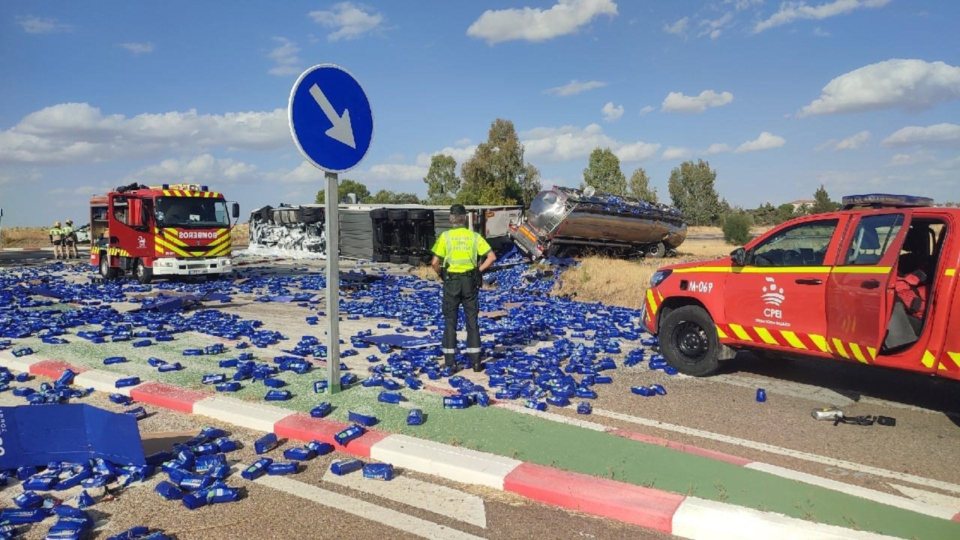 Dos hombres heridos de diversa consideración tras un accidente en Azuaga con dos vehículos articulados implicados Dos hombres heridos de diversa consideración tras un accidente en Azuaga con dos vehículos articulados implicados
