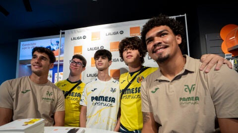 Cardona junto a Luiz Junior y unos aficionados