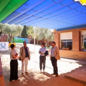 Los toldos llegan a los patios del Garcilaso y de Juan de Padilla 
