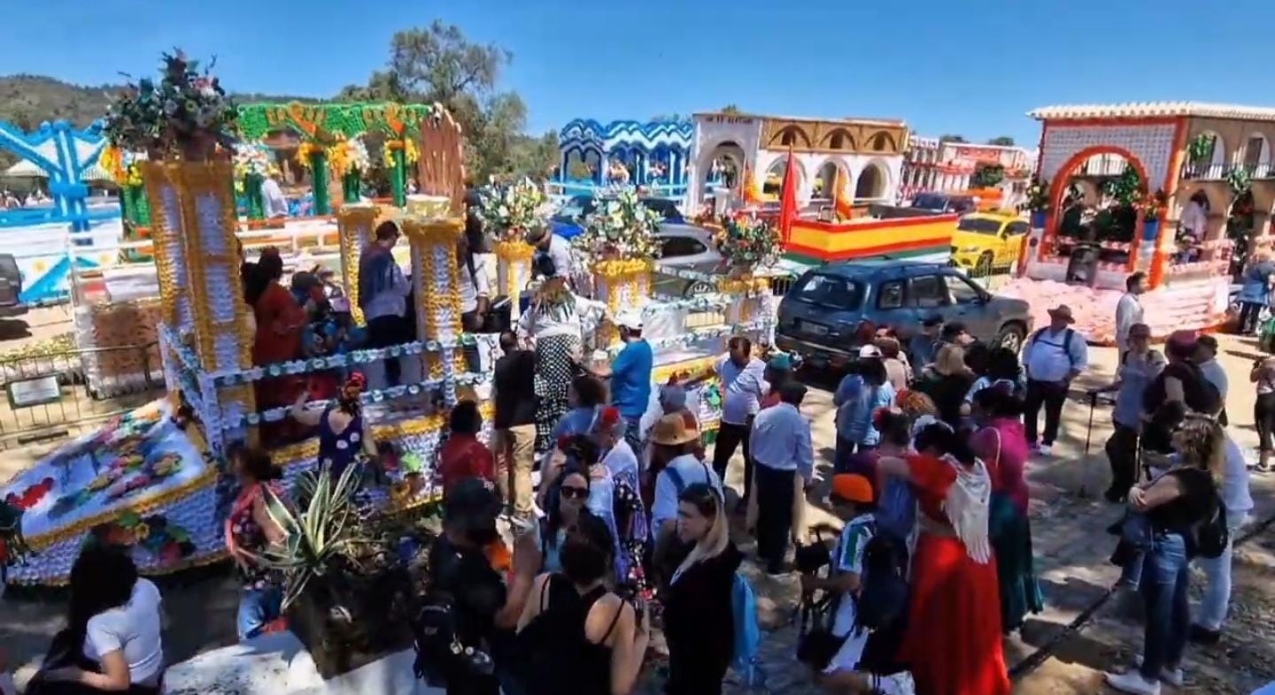 Tradición y arte en forma de carroza Tradición y arte en forma de carroza