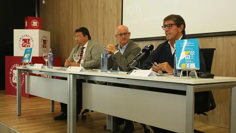 Presentación en la UMH de Elche de la guía práctica de la Diputación de Alicante en materia de legislación de extranjería. Presentación en la UMH de Elche de la guía práctica de la Diputación de Alicante en materia de legislación de extranjería.