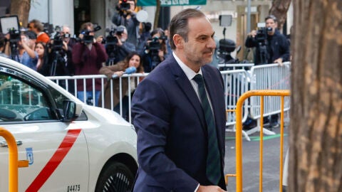El exministro Jose Luis &Aacute;balos, a su llegada este mi&eacute;rcoles al Tribunal Supremo/ EFE/Zipi Arag&oacute;n