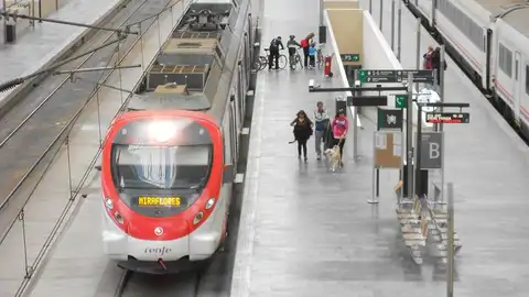 Un tren de cercanías en la estación de Delicias de Zaragoza Un tren de cercanías en la estación de Delicias de Zaragoza