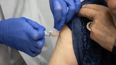 Un hombre se vacuna durante el inicio de la campaña de vacunación de la gripe, en el Centro de Salud Segovia Un hombre se vacuna durante el inicio de la campaña de vacunación de la gripe, en el Centro de Salud Segovia