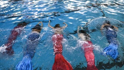 Mujeres entrenando 'mermaiding' en Chicago