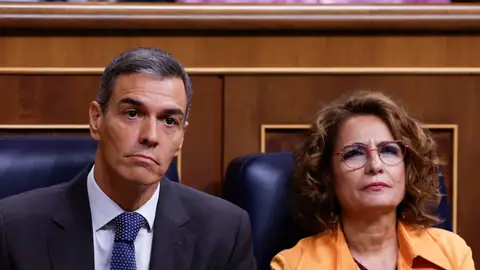 El presidente del Gobierno, Pedro Sánchez y la vicepresidenta primera y ministra de Hacienda, María Jesús Montero en la sesión del control al ejecutivo celebrada este miércoles. El presidente del Gobierno, Pedro Sánchez y la vicepresidenta primera y ministra de Hacienda, María Jesús Montero en la sesión del control al ejecutivo celebrada este miércoles. EFE/Javier Lizón