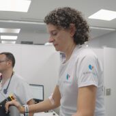 Quirónsalud Alicante realiza el reconocimiento a una participante del Reto Pelayo Vida Costa Rica 2025 