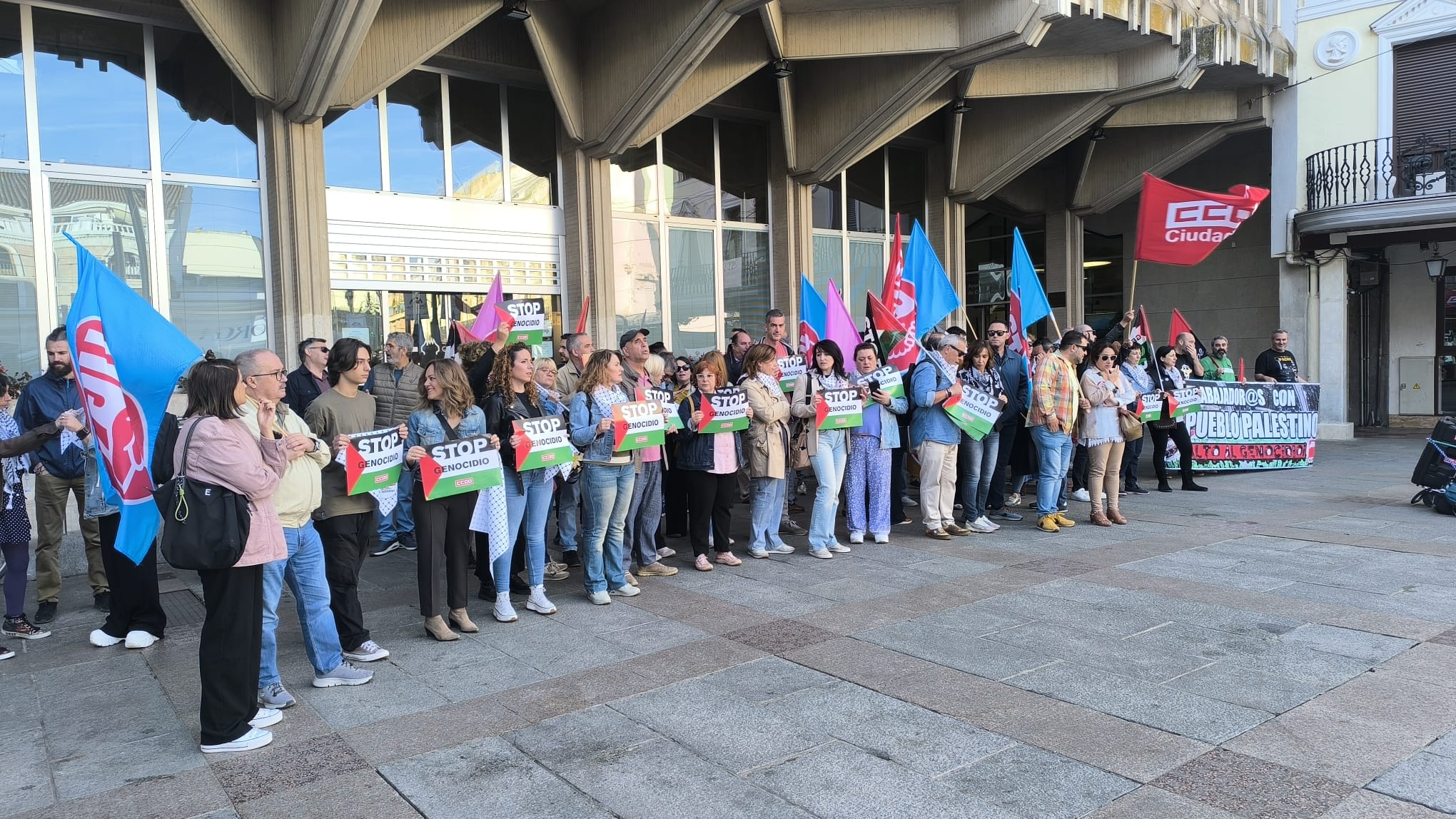 Concentración de UGT y CCOO en Ciudad Real en solidaridad con el pueblo palestino: "Hay que tener cautela con el proceso de paz" Concentración de UGT y CCOO en Ciudad Real en solidaridad con el pueblo palestino: "Hay que tener cautela con el proceso de paz"