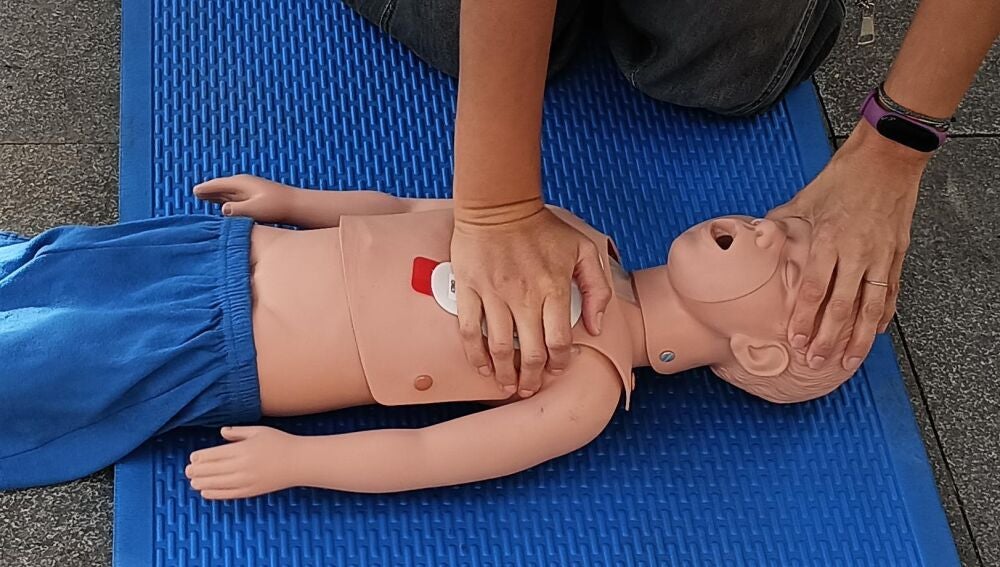 El Hospital Universitario Príncipe de Asturias desarrolla talleres de RCP en la Plaza de Cervantes con motivo del Día Mundial de la Parada Cardiaca