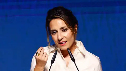 Así es Ángela Banzas, finalista del Premio Planeta 2025