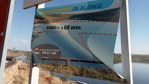 El Hidroaeródromo de Alange incumpliría la declaración de impacto ambiental si no pone las boyas que figuran en la misma El Hidroaeródromo de Alange incumpliría la declaración de impacto ambiental si no pone las boyas que figuran en la misma