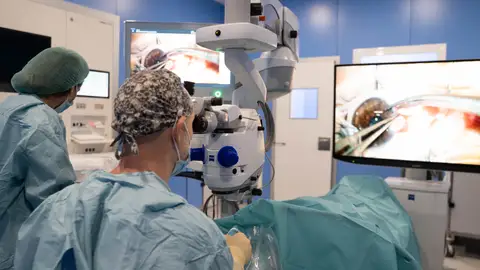 Clínica Vila Parc estrena ZEISS ARTEVO 850, un microscopio quirúrgico de última generación que combina óptica avanzada, visualización en 3D y realidad aumentada. Clínica Vila Parc estrena ZEISS ARTEVO 850, un microscopio quirúrgico de última generación que combina óptica avanzada, visualización en 3D y realidad aumentada.