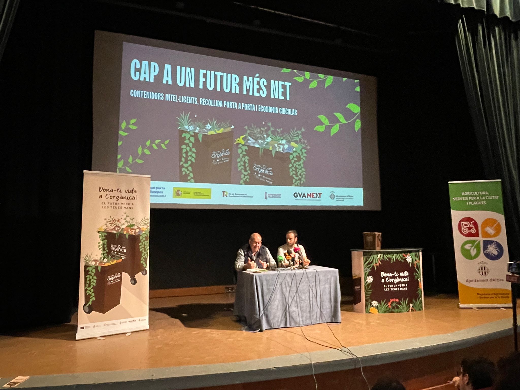 Alzira inicia la implantación del contenedor marrón para restos orgánicos Alzira inicia la implantación del contenedor marrón para restos orgánicos