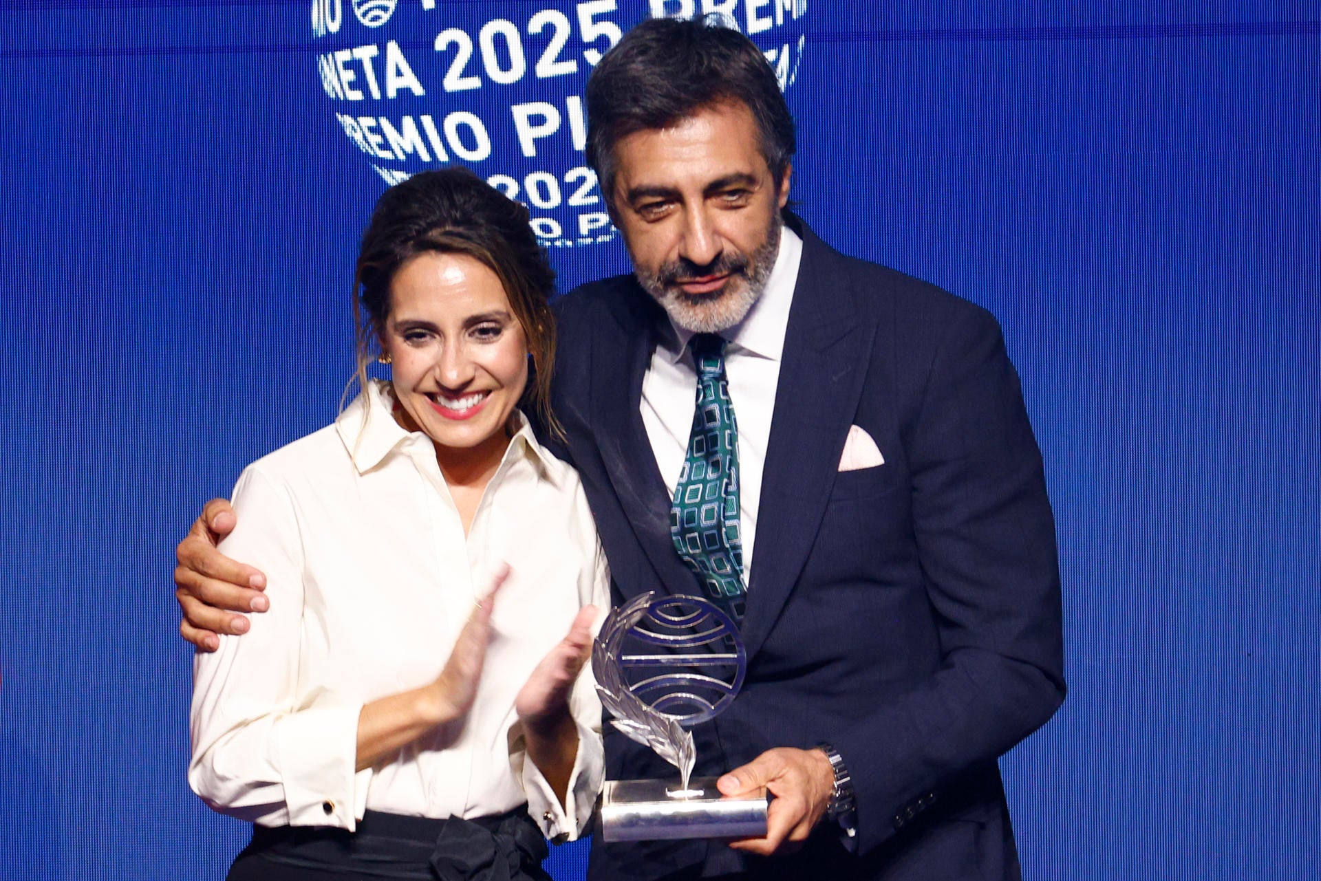 Juan del Val gana el Premio Planeta 2025 con su novela 'Vera, una historia de amor' Juan del Val gana el Premio Planeta 2025 con su novela 'Vera, una historia de amor'