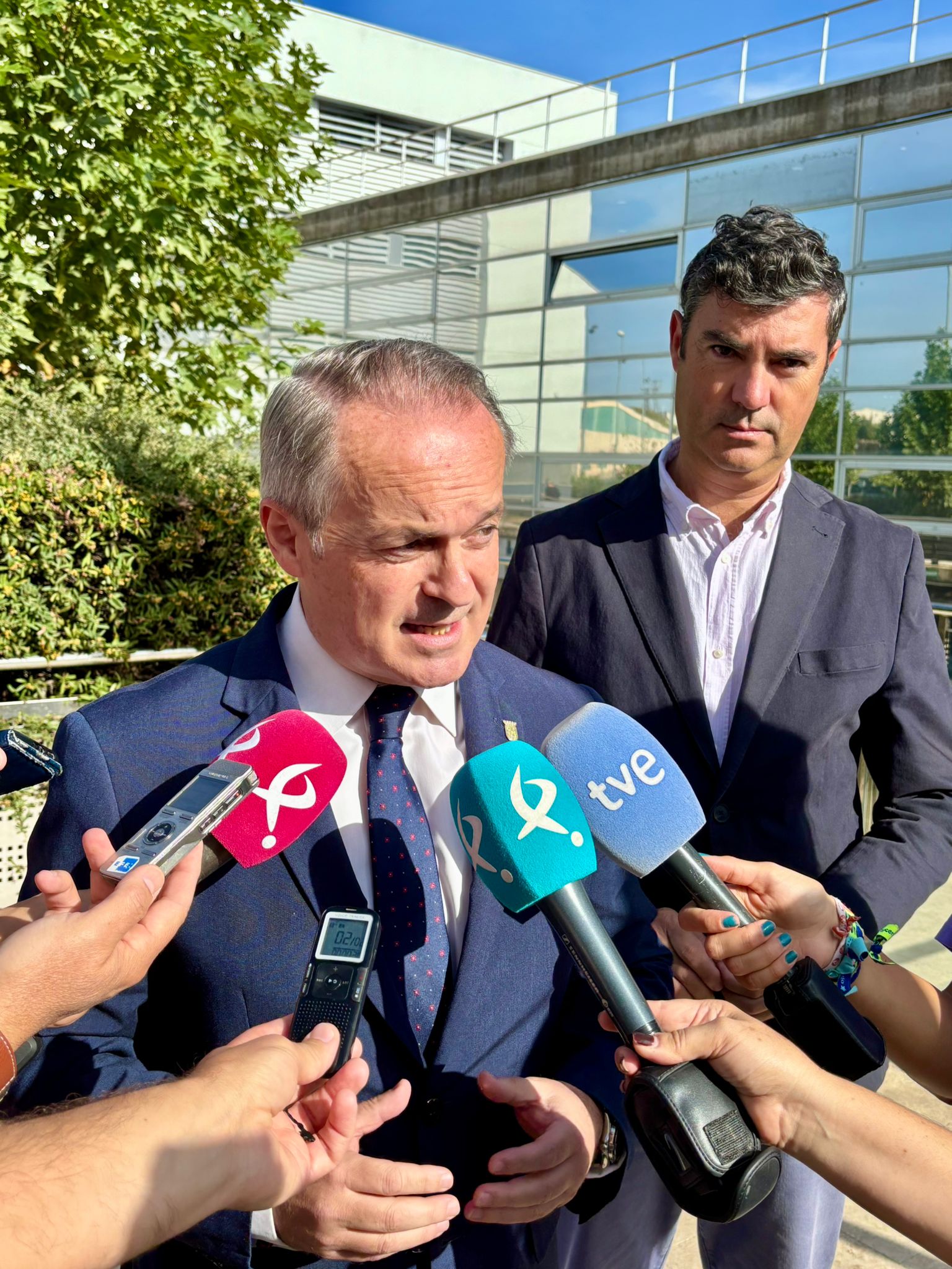 La Junta denuncia el 'atropello' del Gobierno a Extremadura tras conocerse la decisión de ejecución del AVE Madrid-Lisboa La Junta denuncia el 'atropello' del Gobierno a Extremadura tras conocerse la decisión de ejecución del AVE Madrid-Lisboa