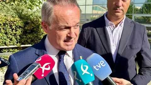 La Junta denuncia el 'atropello' del Gobierno a Extremadura tras conocerse la decisión de ejecución del AVE Madrid-Lisboa La Junta denuncia el 'atropello' del Gobierno a Extremadura tras conocerse la decisión de ejecución del AVE Madrid-Lisboa