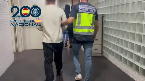 Varios de los detenidos junto a la policía Varios de los detenidos junto a la policía