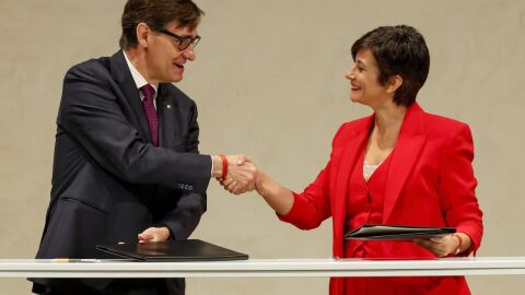 Salvador Illa i Isabel Rodr&iacute;guez, en la signatura de l'acord