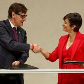 Salvador Illa i Isabel Rodríguez, en la signatura de l'acord