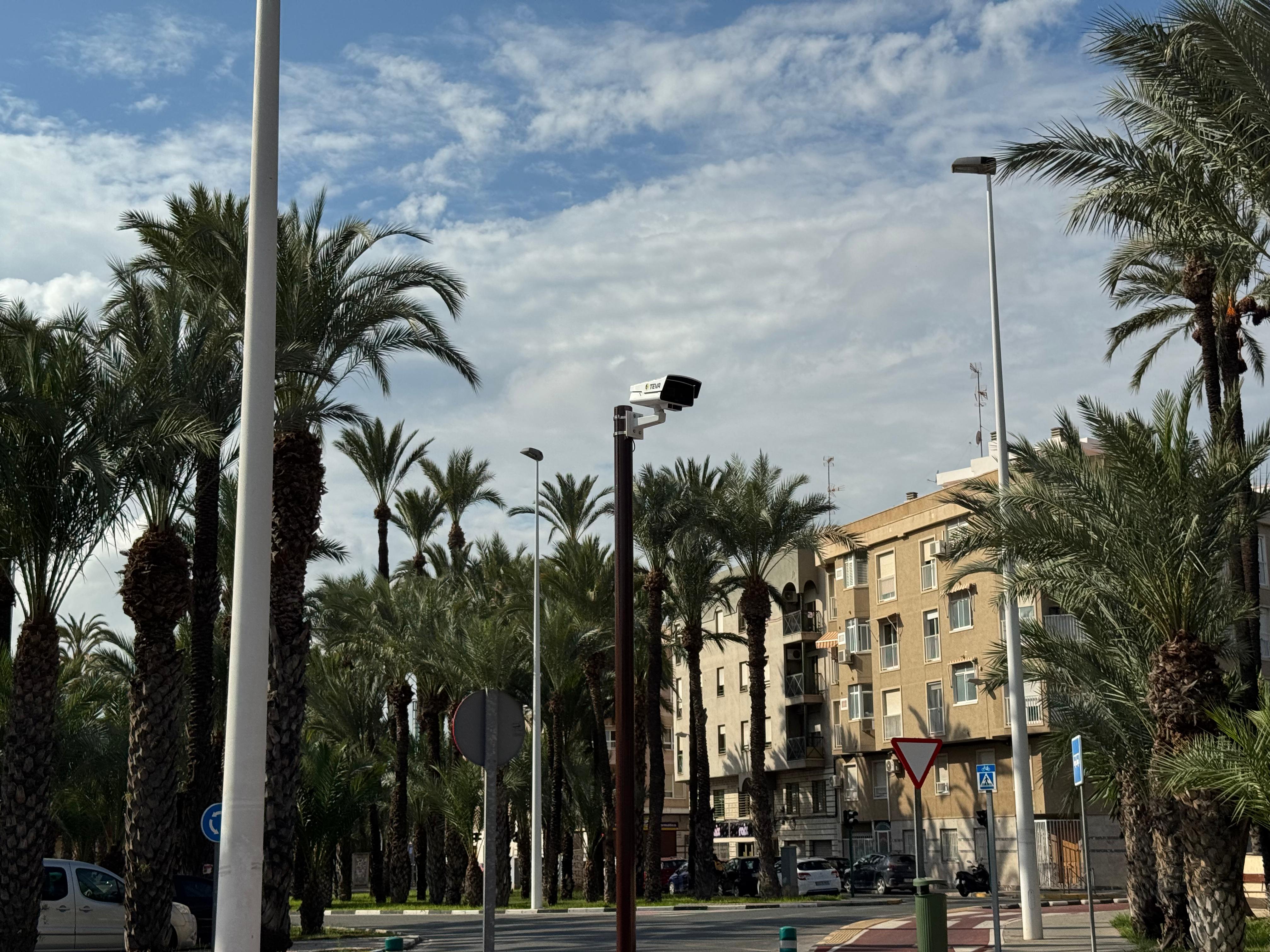 El Ayuntamiento de Elche instala cámaras en la vía pública para monitorizar el tráfico de vehículos El Ayuntamiento de Elche instala cámaras en la vía pública para monitorizar el tráfico de vehículos