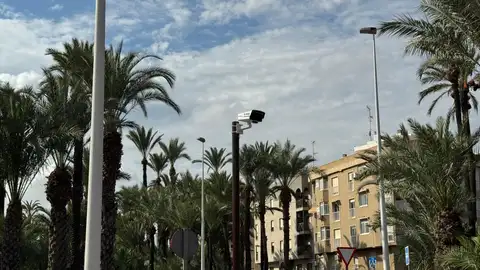 Una de las cámaras colocadas en el entorno de la calle Curtidores de Elche. Una de las cámaras colocadas en el entorno de la calle Curtidores de Elche.