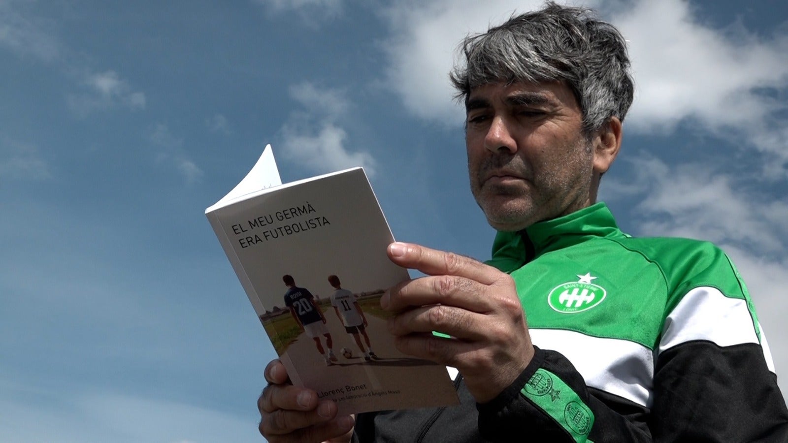 La tragèdia, la resiliència i la passió pel futbol s'entrellacen a 'El meu germà era futbolista' La tragèdia, la resiliència i la passió pel futbol s'entrellacen a 'El meu germà era futbolista'