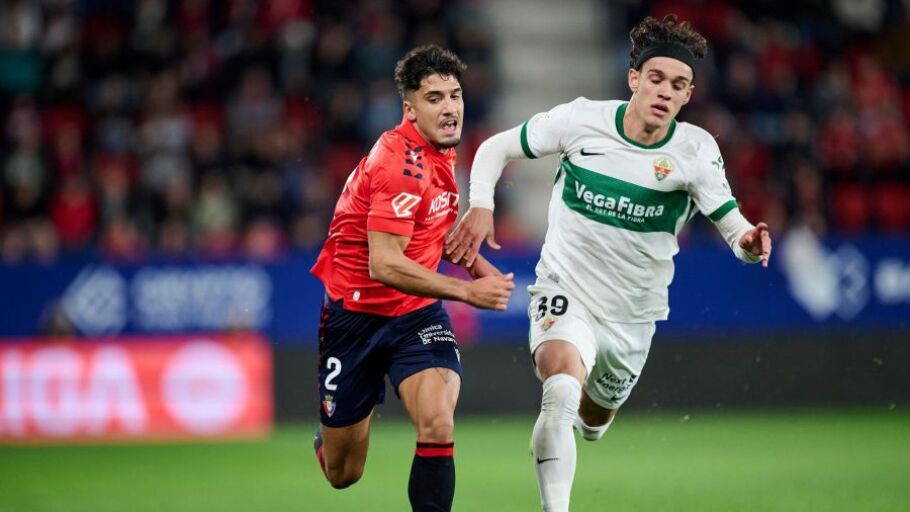Héctor Fort disputa un balón en El Sadar.