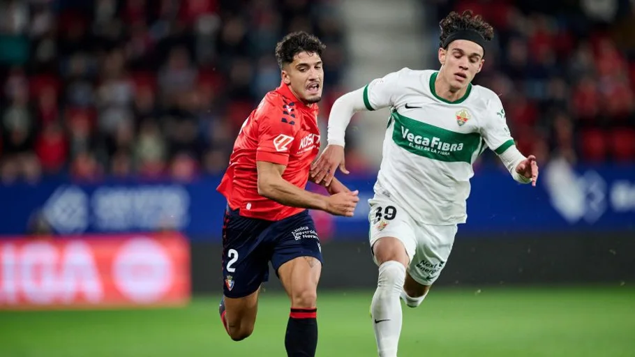 Héctor Fort disputa un balón en El Sadar.