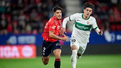 Héctor Fort disputa un balón en El Sadar. Héctor Fort disputa un balón en El Sadar.