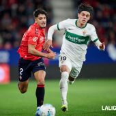 Héctor Fort disputa un balón en El Sadar.