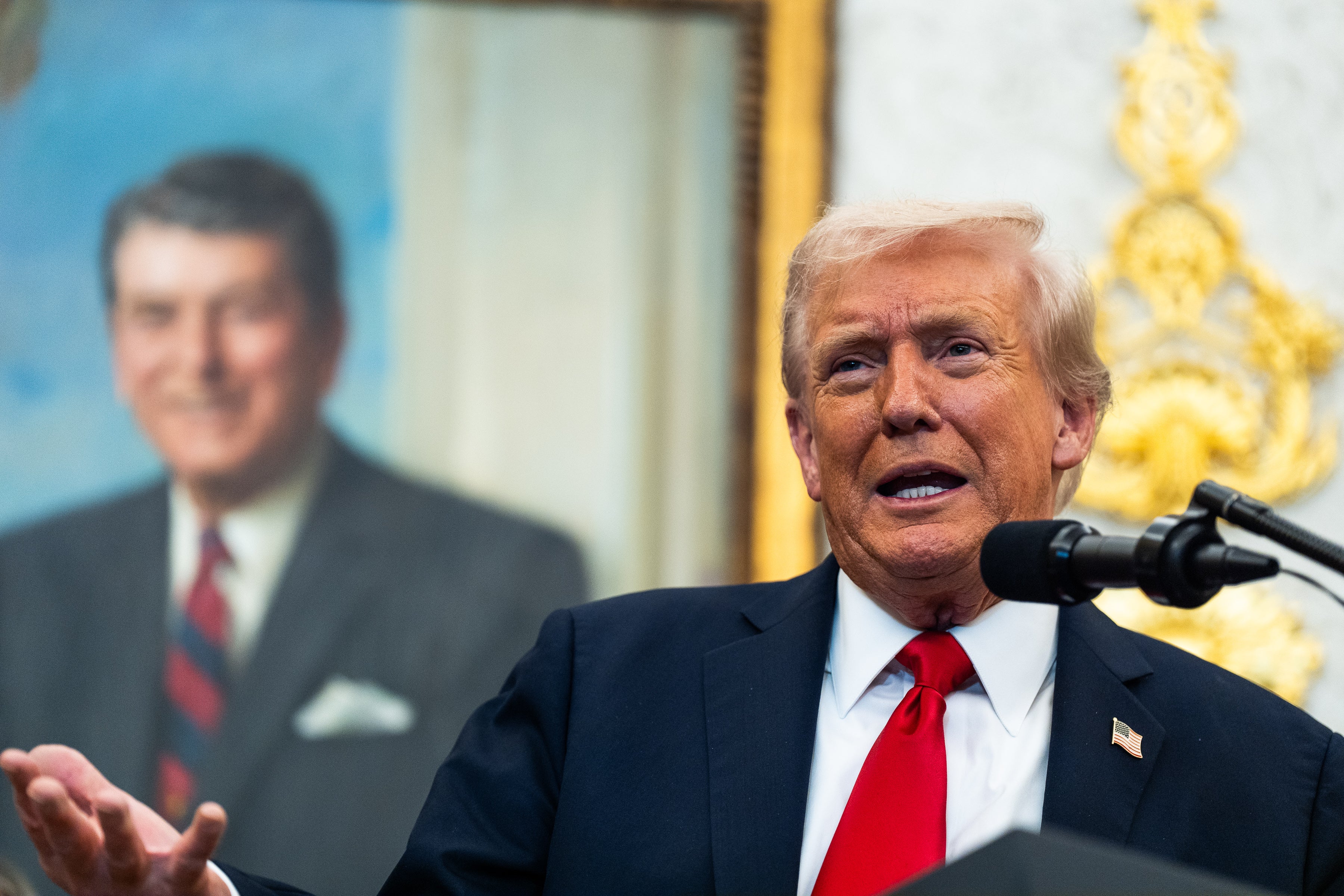 'King Trump' responde a los manifestantes con un vídeo en el que se pone una corona y les lanza "barro" 'King Trump' responde a los manifestantes con un vídeo en el que se pone una corona y les lanza "barro"