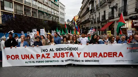 Cabecera de la manifestación convocada por la plataforma PararLaGuerra bajo el lema: 'Por una Paz Justa y Duradera. No al Genocidio' Cabecera de la manifestación convocada por la plataforma PararLaGuerra bajo el lema: 'Por una Paz Justa y Duradera. No al Genocidio'