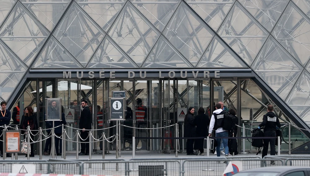 La entrada del museo del Louvre, cerrado tras el robo La entrada del museo del Louvre, cerrado tras el robo