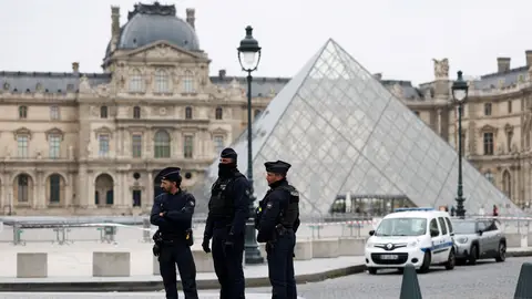 La Policía, en las inmediaciones del Museo del Louvre La Policía, en las inmediaciones del Museo del Louvre