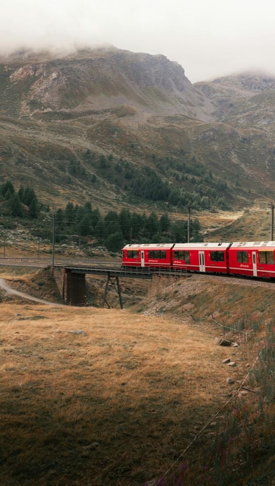 Tren en los Alpes