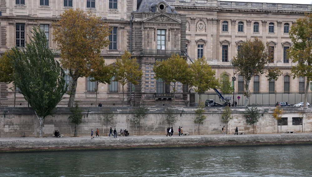 La escalera y la ventana rota por la que supuestamente los ladrones han entrado al Louvre La escalera y la ventana rota por la que supuestamente los ladrones han entrado al Louvre