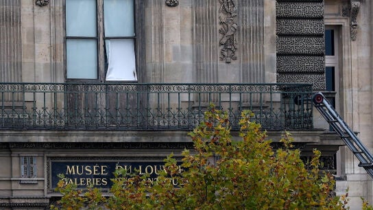 Una ventana que, seg&uacute;n el Ministerio del Interior franc&eacute;s, se utiliz&oacute; en el robo en el museo del Louvre 