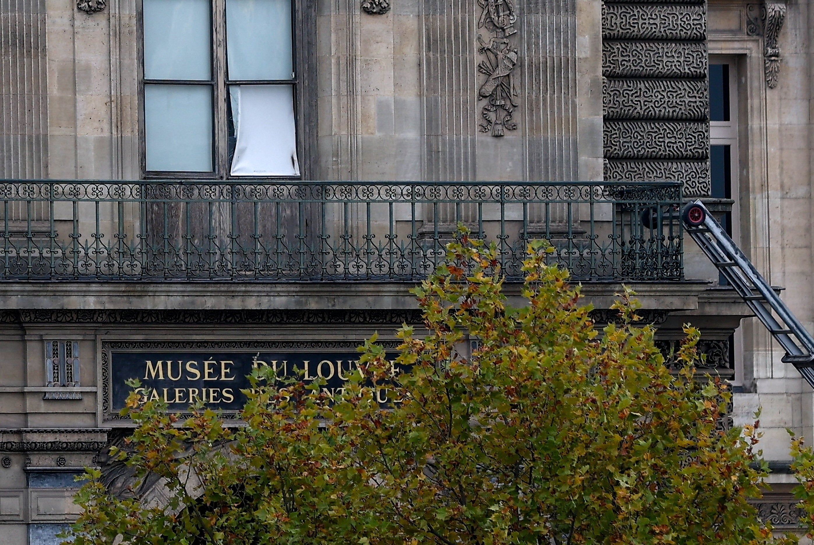 Robo en el Louvre: tres encapuchados roban "en siete minutos" joyas de "valor incalculable" de la colección de Napoleón y la emperatriz Robo en el Louvre: tres encapuchados roban "en siete minutos" joyas de "valor incalculable" de la colección de Napoleón y la emperatriz