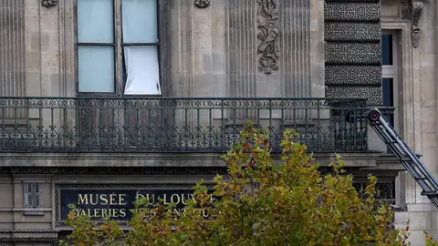 Una ventana que, según el Ministerio del Interior francés, se utilizó en el robo en el museo del Louvre Una ventana que, según el Ministerio del Interior francés, se utilizó en el robo en el museo del Louvre